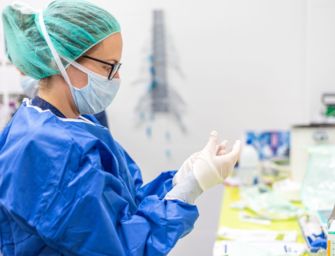 AstraZeneca-Oxford, stop al test sul vaccino