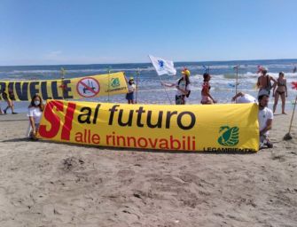 Il flash mob in spiaggia di Legambiente per dire sì all’elolico e no alle fossili
