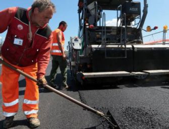Reggio. Lavori di riasfaltatura sulla via Emilia tra Pieve e Cella