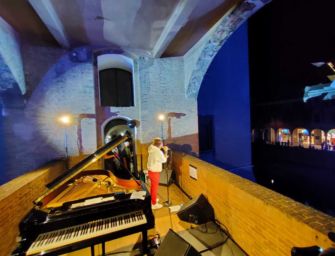 La Nannini tra i buskers al Castello Estense