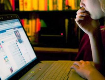 Novellara. Prima le molestie online, poi le minacce: “So dove abiti, ti butto l’acido”. Denunciato