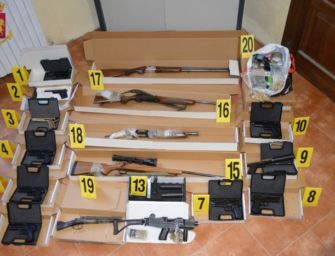 Blitz della polizia in una cantina di Bologna, sequestrate armi e droga: in arresto un uomo di 43 anni