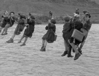 Vasco Rossi: foto primo giorno di scuola. I bimbi di Guiglia sospesi sul Panaro