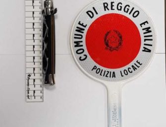 Reggio. Ubriaco e senza patente urta 2 auto e tenta la fuga: con sé aveva un coltello e una katana