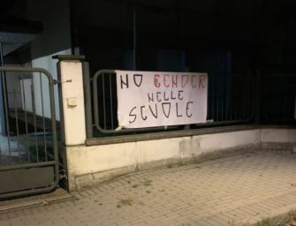 Casalgrande. Appare nel buio striscione discriminatorio, Rossi (Pd): gesto vile contro la scuola