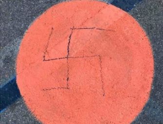 Reggio. Il selciato di piazza del Popol giost lordato con una svastica. Il sindaco: vogliono diffondere odio e intolleranza