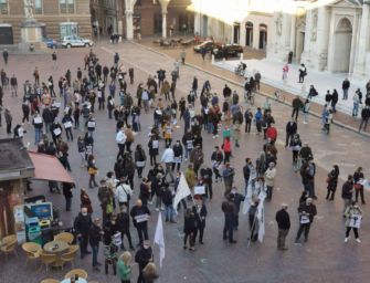 Emergenza Covid. La protesta dei commercianti reggiani in piazza Prampolini contro le restrizioni del governo
