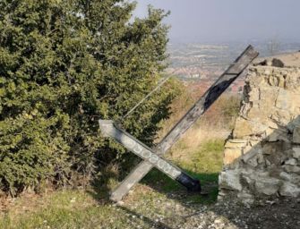 Monte Calvario, abbattuta una delle 3 croci