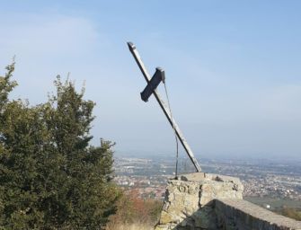 Torna al suo posto la croce sul Monte Ventoso di Scandiano