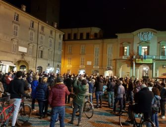 Covid Reggio: la protesta scende in piazza Prampolini