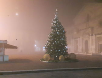 Reggio. Tra le nebbie di piazza Prampolini si scorgono segnali di Natale