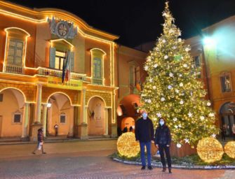 Reggio e il Natale, acceso l’albero in piazza Prampolini