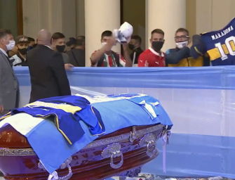 L’addio a Diego Armando Maradona, il popolo del Pibe in fila alla Casa Rosada. Oggi la sepoltura