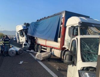 Scontro tra mezzi pesanti all’altezza del raccordo A1-A14, ferito gravemente l’autista di un autocarro