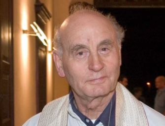 Reggio. Covid si prende don Tino Munari, prete audace e creativo: pilota di deltaplano, ma anche straccivendolo