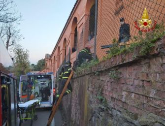 Bologna. Donna cade da un muretto del portico di San Luca, salvata da polizia e vigili del fuoco
