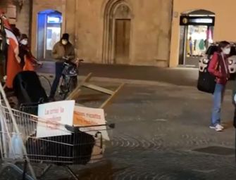 Reggio. Sparuto gruppo di studenti scende in piazza