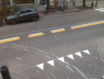 Reggio. Corso Garibaldi: strisce rifatte e strada imbrattata