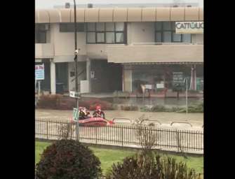 Il Panaro rompe l’argine, i cittadini soccorsi in strada dal gommone