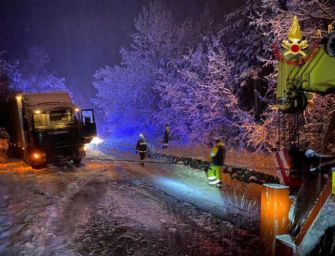 Maltempo nel Bolognese, camion bloccati dalla neve recuperati dai vigili del fuoco