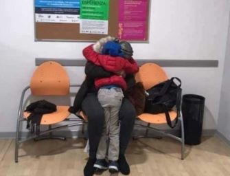 Migranti, l’abbraccio a Reggio tra mamma e bimbo di 5 anni dopo 8 mesi: si erano persi all’imbarco in Africa