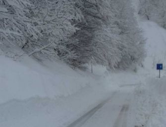 Neve nel Reggiano, i mezzi al lavoro per ripulire i passi in montagna