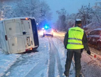 Neve. Tra Castellarano e Roteglia si ribalta il furgone di una fornaia
