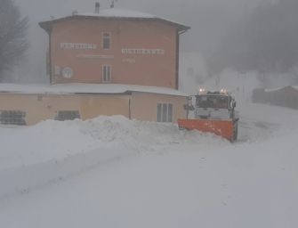 Neve sul Passo delle Radici: caduti 10 cm, tecnici al lavoro sulla strada
