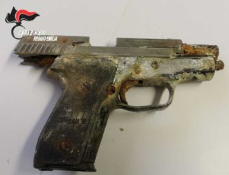 Bagnolo in Piano. Lungo l’argine di via Canalazzo spunta una pistola con matricola abrasa