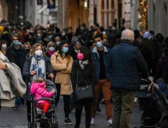 Shopping, folla in centro a Bologna