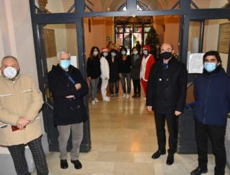 Reggio. Il sindaco porta gli auguri della città alle residenze per anziani