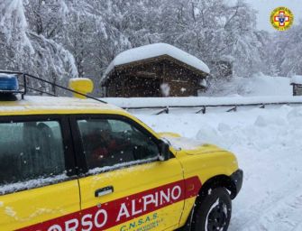 Pievepelago, muore mentre spala la neve