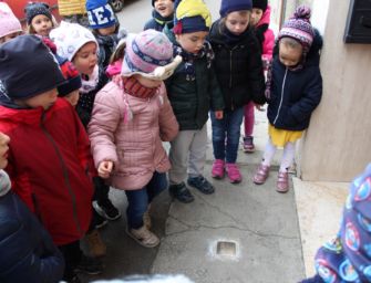 Giornata della Memoria. I bimbi di nido e scuola infanzia di Guastalla adottano pietre d’inciampo
