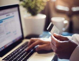 Rivendeva online biglietti aerei e di treni AV comprati con una carta clonata a un pensionato reggiano: denunciato