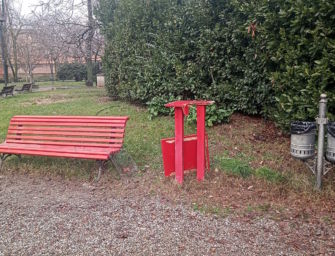 Modena. Giardino Ducale: vandalizzata la teca dei libri accanto alla panchina rossa, simbolo della lotta alla violenza sulle donne