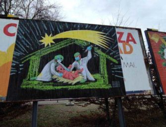 Modena, il Comune oscura il manifesto no vax: “Affissione illecita e contenuti falsi”