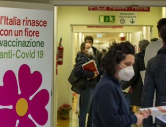 A Bologna si vaccina la sera fino alle 22