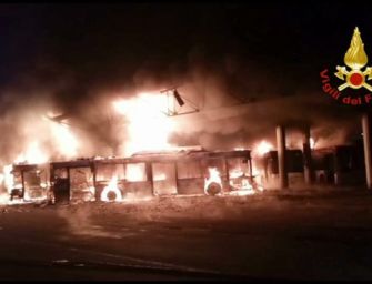 Devastante incendio nella rimessa dei bus di Seta a Reggio