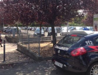 Reggio. Straccia i giornali del bar, prende a pugni le auto e minaccia i militari: arrestata trans 23enne