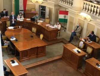 Dal Consiglio comunale di Reggio l’ultimo affronto al Cavaliere: in tanti fuori al minuto di silenzio