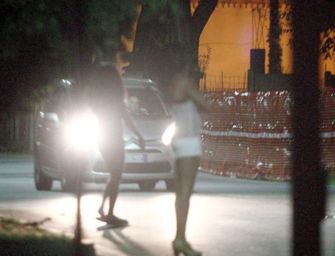 Reggio. Due automobilisti sorpresi mentre contrattano con una prostituta: multa di 300 euro a testa