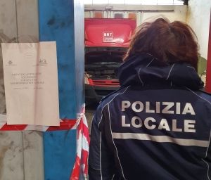 Modena. Auto in riparazione e sollevatori, ma l’officina è abusiva