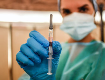 Vaccini, -86% dei casi tra i sanitari in Emilia