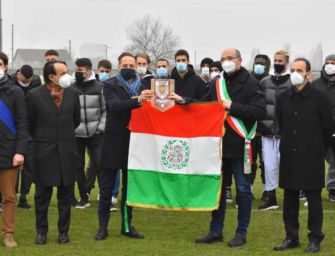 Il sindaco Vecchi consegna il Primo Tricolore alla Reggiana