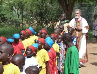 Uova e campane di cioccolata per aiutare padre Marco, missionario di Viano in Uganda