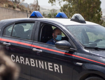 Reggio. Uomo ubriaco si denuda, minaccia i passanti e aggredisce i carabinieri: denunciato