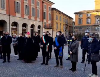 A Reggio Emilia il minuto di silenzio per le vittime del Covid in piazza Prampolini (video)