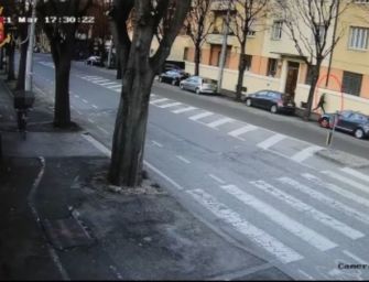 Insegue, aggredisce e rapina due anziane per strada a Bologna, arrestato