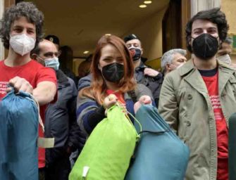 Le Sardine occupano la sede del Pd: basta con la politica nei salotti