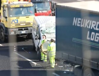 Incidente sull’autostrada A14 all’altezza di Bologna, morto un 63enne alla guida di un furgone